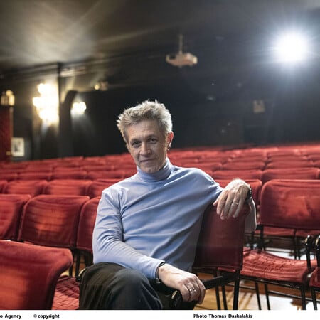 Αιμίλιος Χειλάκης: Αστυνομικοί διέκοψαν τη θεατρική παράσταση στην οποία πρωταγωνιστεί - Τι συνέβη 