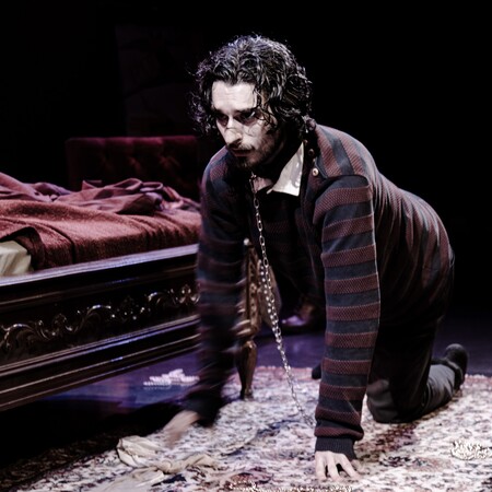 «Το ξενοδοχείο “Η νύχτα που πέφτει”»: Ένα άγνωστο έργο του Νάνου Βαλαωρίτη ανεβαίνει στον Πειραιά