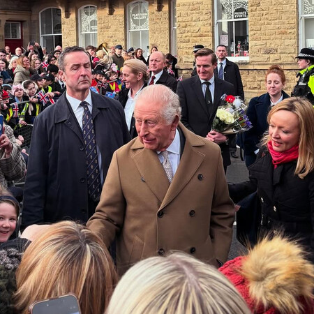 Βασιλιάς Κάρολος: «Πόσο καιρό γνωρίζεις για Άντριου και Έπσταϊν;» - Αποδοκιμασίες σε επίσημη εμφάνισή του