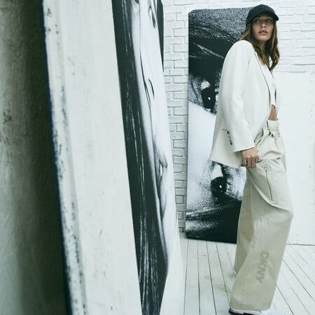 Η DKNY παρουσιάζει την καμπάνια Άνοιξη 2026 με πρωταγωνίστρια τη Hailey Bieber