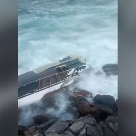 Ελαφόνησος: Θαλαμηγός προσέκρουσε σε βράχια και διαλύθηκε - Βίντεο από το ατύχημα