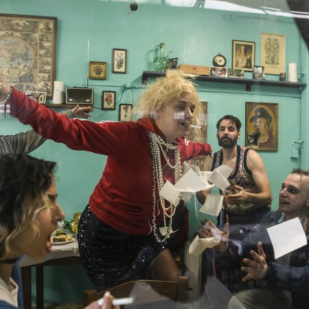 Οι πρώτες φωτογραφίες από τον «Σωσμένο» του Έντουαρντ Μποντ με τον Βασίλη Μπισμπίκη και τη Λένα Κιτσοπούλου 