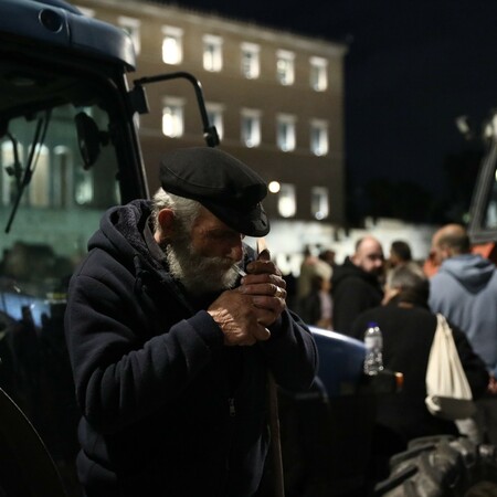 Αγρότες: «Θα συνεχίσουμε τον αγώνα μας» - Διανυκτέρευσαν με τα τρακτέρ έξω από τη Βουλή