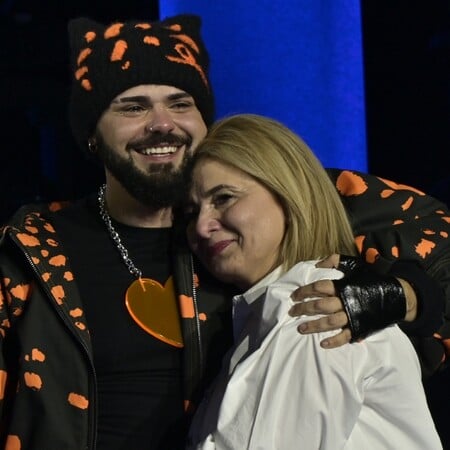 Ο Αkylas με τη μητέρα του στη σκηνή του Sing for Greece: Μια συγκινητική στιγμή 