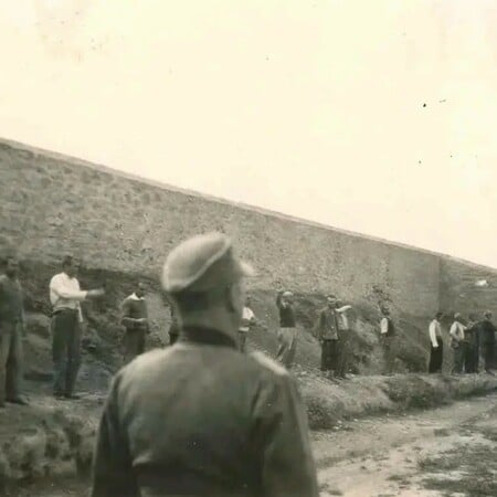 Eπικοινωνία Μενδώνη και Κακλαμάνη για τις φωτογραφίες από την εκτέλεση των 200 στην Καισαριανή