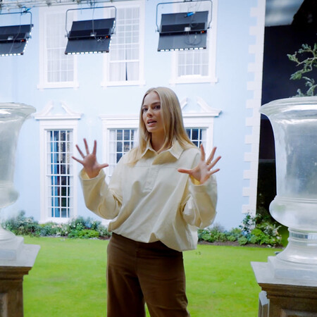 H Margot Robbie μας ξεναγεί στο Thrushcross Grange