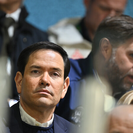 Ένα αφελές και θλιβερό χειροκρότημα