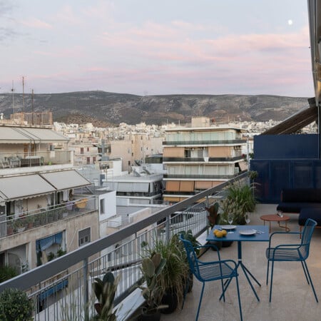 Είναι μικρό αλλά έχει θέα όλη την Αθήνα