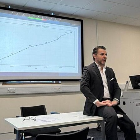 Ο Πρόεδρος του Ομίλου Ιατρικού Αθηνών έδωσε διάλεξη στο Πανεπιστήμιο του Cambridge