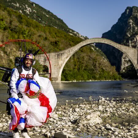 Απίστευτο αεροβατικό trick στο Γεφύρι της Πλάκας