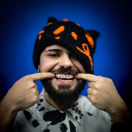 Akylas: «Τραγουδώ για τα άτομα που δεν χωράνε σε νόρμες»