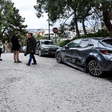 ΚΟΛΩΝΑΚΙ ΤΡΑΓΟΥΔΙΣΤΡΙΑ ΟΧΗΜΑΤΑ