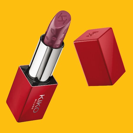 Καλλυντικά, αξεσουάρ, ρούχα και ένα λαμπερό κραγιόν σε κόκκινο Βουργουνδίας