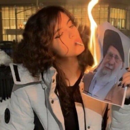 Χαμενεΐ: «Στο είπα ότι θα χορέψουμε πάνω στον τάφο σου» λέει η Ιρανή που είχε ανάψει τσιγάρο με φωτογραφία του