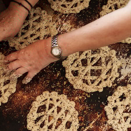 Δοκιμάζοντας ψιλοκούλουρα στην Καρπάθο