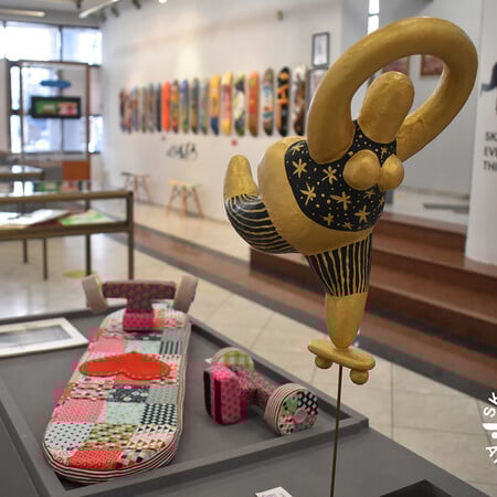 Skateboard Art Crimes: Η τέχνη κυλάει πάνω σε μια σανίδα skateboard