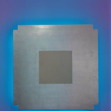 Stephen Antonakos: Υστερόγραφα Χρόνου και Χώρου