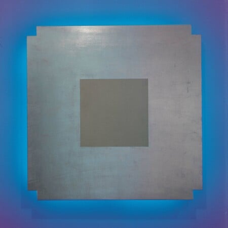 Μια έκθεση που τιμά τον Stephen Antonakos, έναν μεγάλο καλλιτέχνη της διασποράς