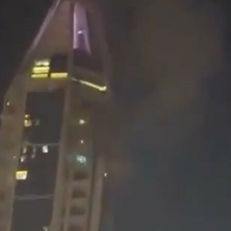 Μέση Ανατολή: Συναγερμός στο Ντουμπάι - Νεκρός οδηγός από θραύσματα πυραύλου, έπεσαν και σε ουρανοξύστη