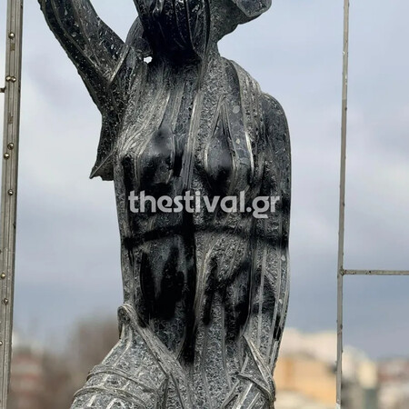 Θεσσαλονίκη: Άγνωστοι βανδάλισαν άγαλμα στο κέντρο της πόλης