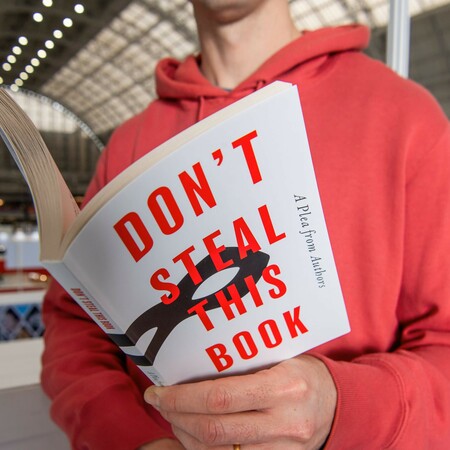 10.000 συγγραφεις κυκλοφορησαν ενα αδειο βιβλιο διαμαρτυρομενοι για την AI