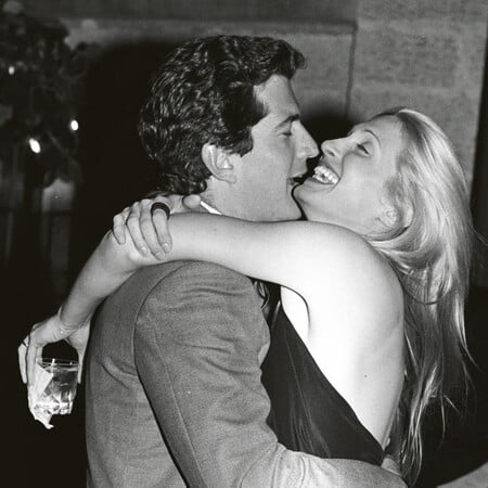 Carolyn Bessette Kennedy: Ένα cool κορίτσι από τα ’90ς κυριεύει τη σημερινή ποπ κουλτούρα