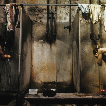 Γκάζι 1982-1984: Οι φωτογραφίες του Νίκου Μάρκου από το παλιό εργοστάσιο εκτίθενται ξανά