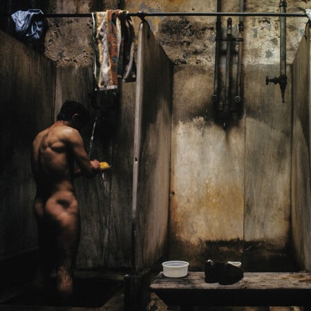 Γκάζι 1982-1984: Οι φωτογραφίες του Νίκου Μάρκου από το παλιό εργοστάσιο εκτίθενται ξανά