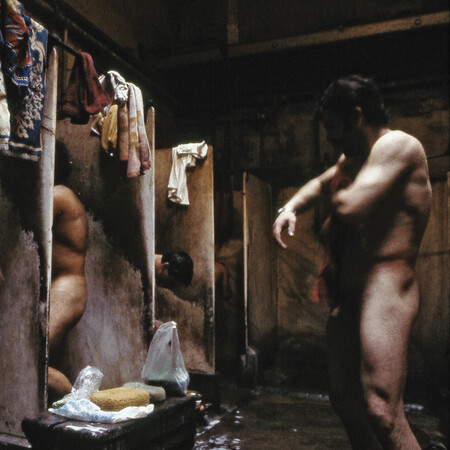 Γκάζι 1982-1984: Οι φωτογραφίες του Νίκου Μάρκου από το παλιό εργοστάσιο εκτίθενται ξανά