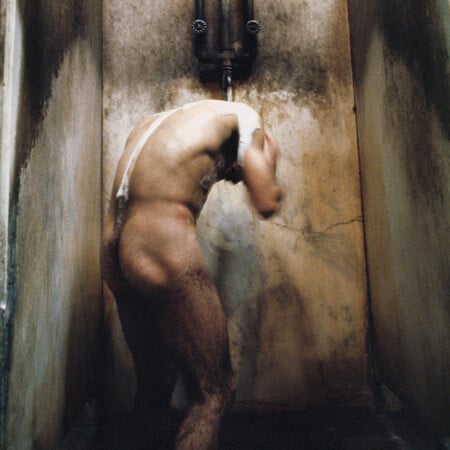 Οι φωτογραφίες του Νίκου Μάρκου από το παλιό εργοστάσιο στο Γκάζι εκτίθενται ξανά