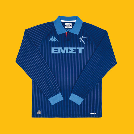 Αξεσουάρ, τσάντες, ρούχα, μαζί και η επίσημη φανέλα της Athens Kallithea FC 