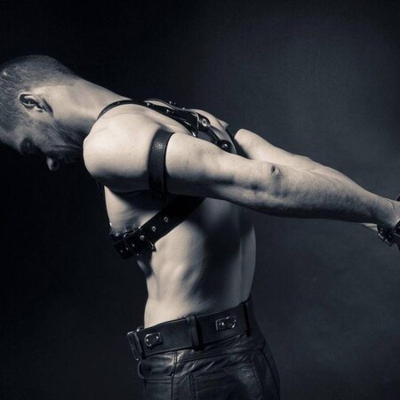 Το πορτρέτο του Πάνου, σκλάβου του BDSM και queer 