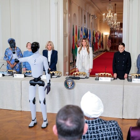 ΜΕΛΑΝΙΑ ΤΡΑΜΠ ΡΟΜΠΟΤ ΛΕΥΚΟΣ ΟΙΚΟΣ