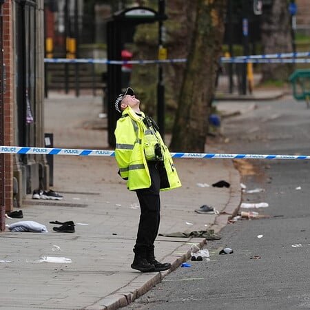 ΑΥΤΟΚΙΝΗΤΟ ΕΠΕΣΕ ΣΕ ΠΕΖΟΥΣ ΝΤΕΡΜΠΙ ΑΓΓΛΙΑ