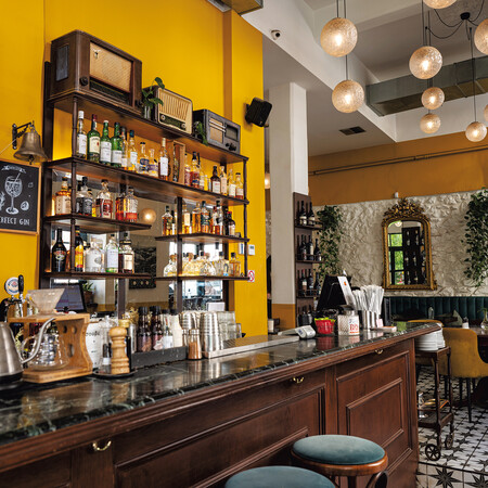 Νερατζιά: Αγαπημένες γεύσεις σε ένα στέκι που θυμίζει παλιά Αθήνα