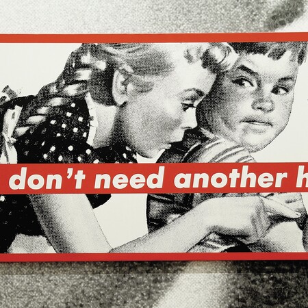 Οι αιχμηρές λέξεις και οι καθηλωτικές εικόνες της Μπάρμπαρα Κρούγκερ