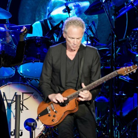 FLEETWOOD MAC ΕΠΙΘΕΣΗ Λίντσεϊ Μπάκιγχαμ,