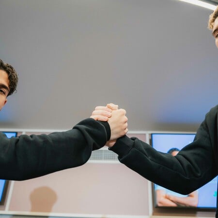 Ο Κωστούλας έπαιξε μπάσκετ, ο Αβδάλας ποδόσφαιρο… και δεν ήταν πρωταπριλιάτικο