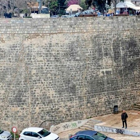 ΚΡΗΤΗ ΗΡΑΚΛΕΙΟ ΝΕΚΡΟΣ ΠΤΩΣΗ ΕΝΕΤΙΚΑ ΤΕΙΧΗ