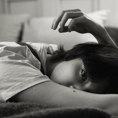 Γιατί η Gen Z υποφέρει από κοινωνικό τζετ λαγκ και κοινωνική άπνοια στον ύπνο