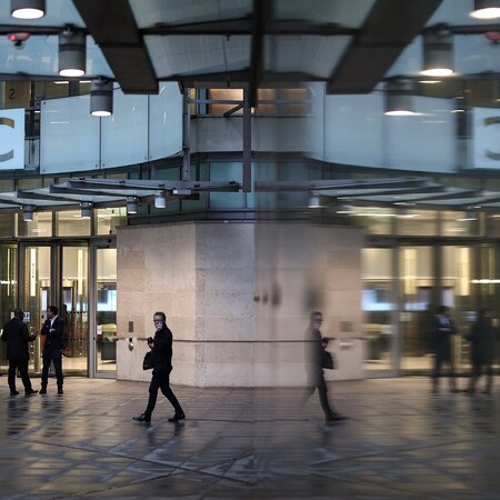 BBC: Προχωρά σε 2.000 απολύσεις