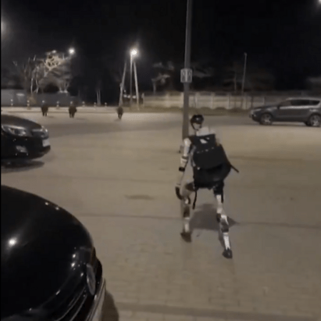 Βαρσοβία: Viral ρομπότ που κυνηγά αγριογούρουνα στους δρόμους