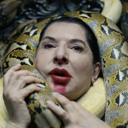 Γιατί μας αρέσει τόσο πολύ να βλέπουμε γυναίκες να πεθαίνουν;