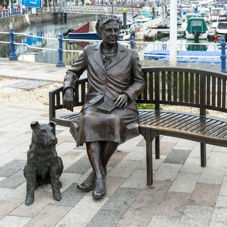 Παγκάκια με διάσημη παρέα: 8 πόλεις με αγάλματα ιστορικών προσωπικοτήτων που κάθονται δίπλα σου