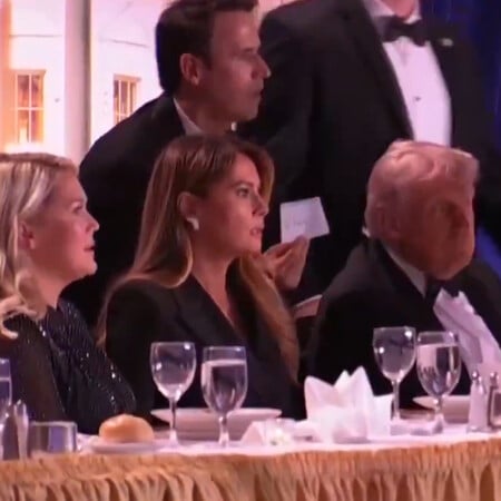 ΠΥΡΟΒΟΛΙΣΜΟΙ ΛΕΥΚΟΣ ΟΙΚΟΣ ΝΤΟΝΑΛΝΤ ΜΕΛΑΝΙΑ ΤΡΑΜΠ