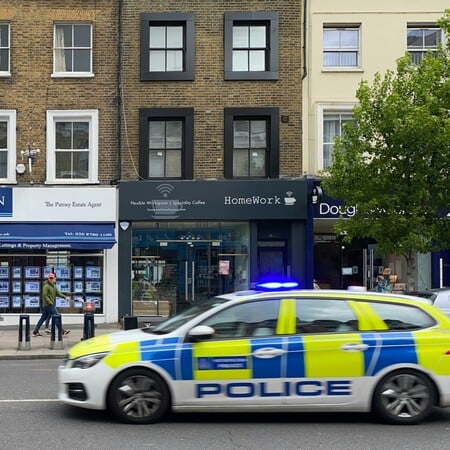 Λονδίνο: Άγνωστος επιτέθηκε με μαχαίρι σε δύο άνδρες 