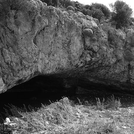 Το σπήλαιο Κουβαρά: Τα μυστικά των πρώτων ανθρώπων της Αττικής