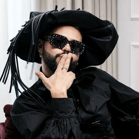 Ο Akylas δεν ζητά συγγνώμη: Τα γατίσια αυτιά, η Lady Gaga και η ιστορία πίσω από το «Ferto»