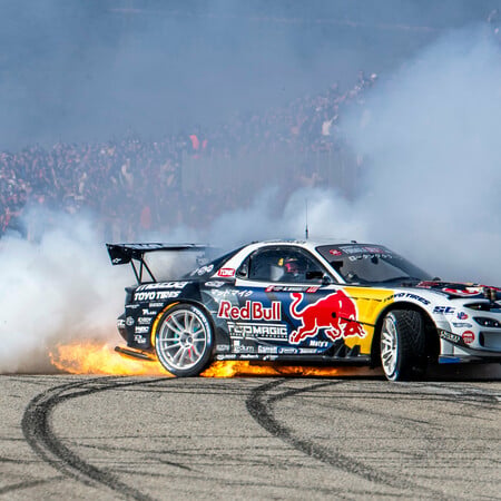 Epic drift shows σε λιμάνι, πλατεία και βουνό: To Red Bull φέρνει τον Mad Mike στην Ελλάδα