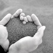 Το κουστούμι του έρωτα και η ψευδαίσθηση της αγάπης.